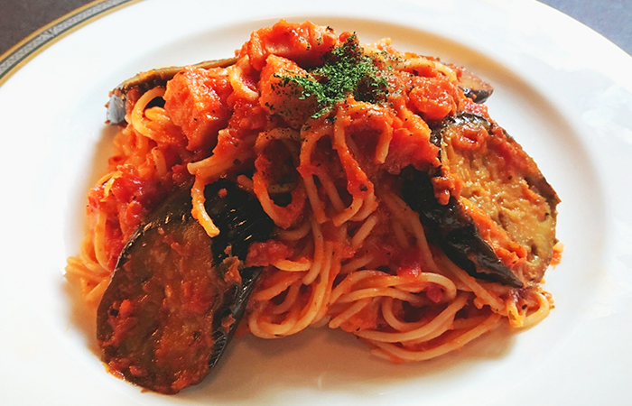 厚切りベーコンと茄子のトマトソース